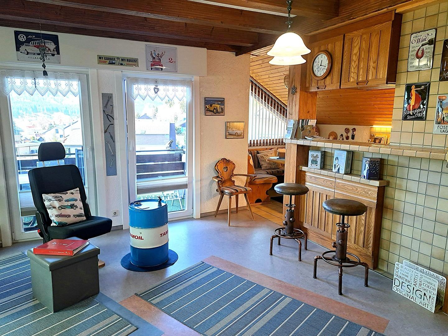 OG Wohnung Bar und Sessel