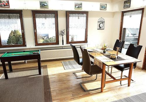 EG Esszimmer mit Billardtisch
