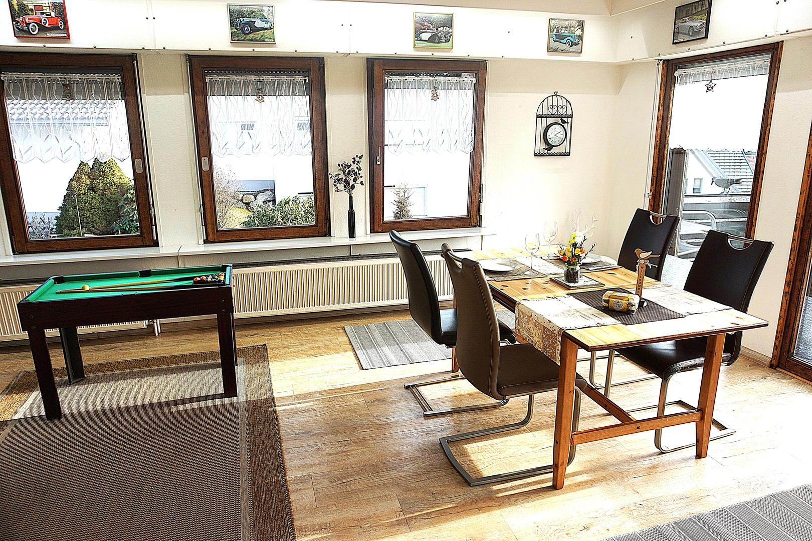 EG Esszimmer mit Billardtisch