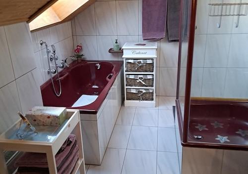 OG Wohnung Bad mit Badewanne