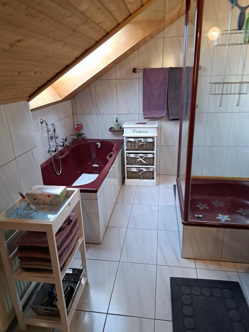 OG Wohnung Bad mit Badewanne