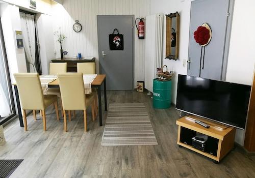 UG Wohnraum mit Esstisch