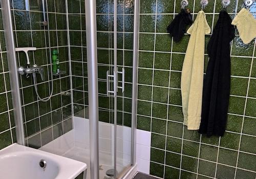 UG Bad mit Dusche und Badewann