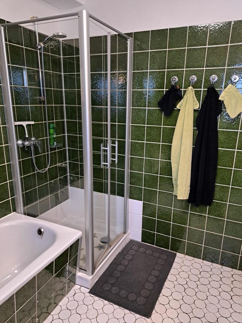 UG Bad mit Dusche und Badewann