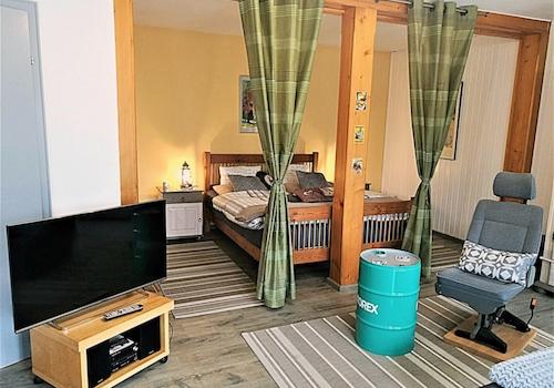 UG Wohnung Bett und Sofa