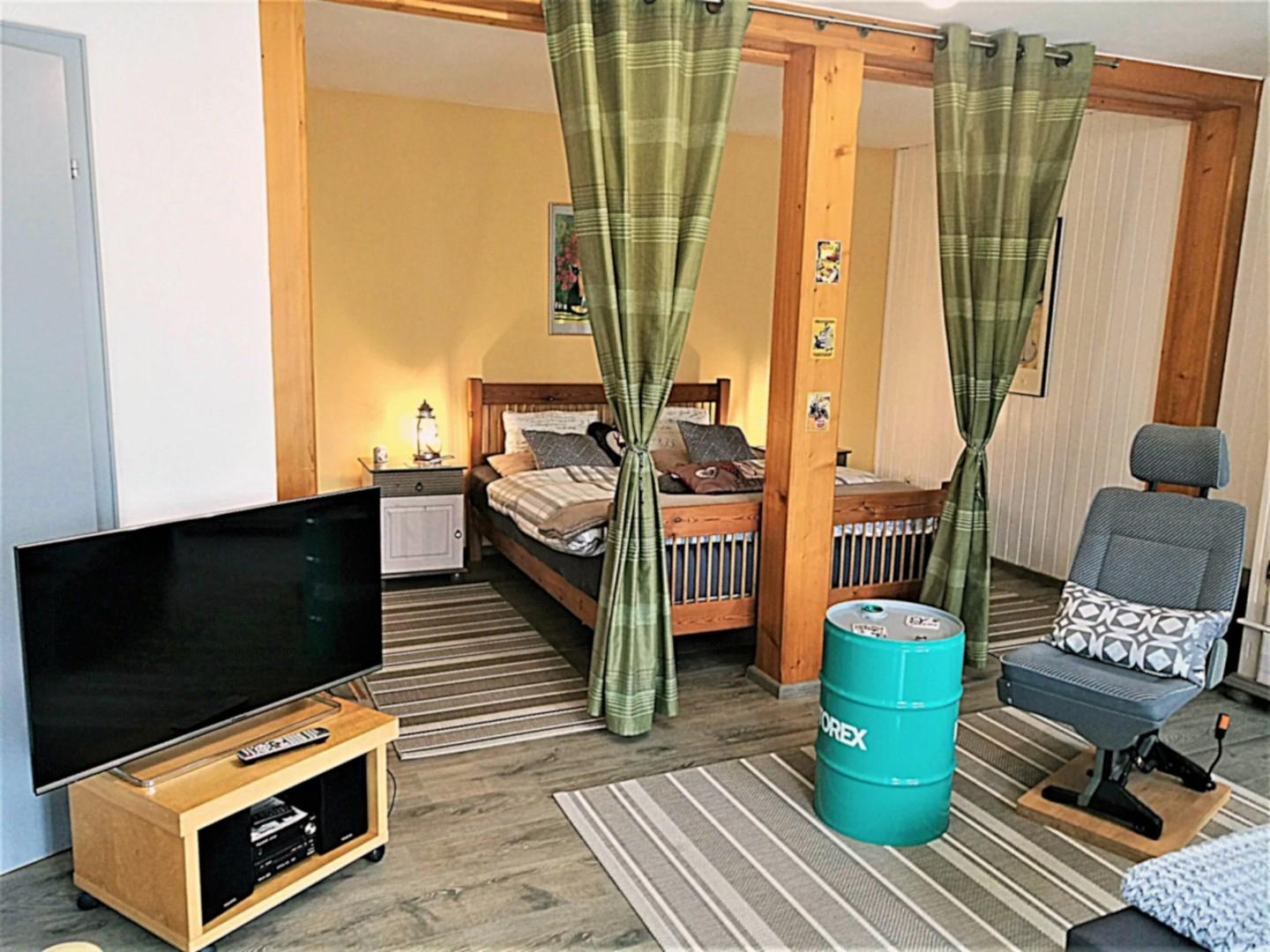 UG Wohnung Bett und Sofa