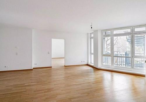 Wohnzimmer mit Süd-Balkon