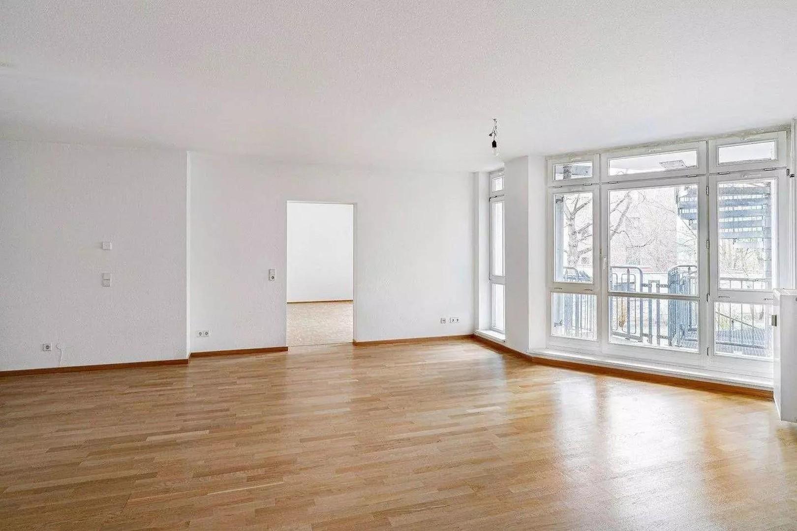 Wohnzimmer mit Süd-Balkon