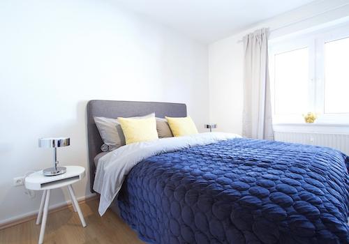 Schlafzimmer 1 / Bedroom 1