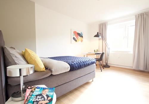 Arbeits-/Schlafzimmer 1
