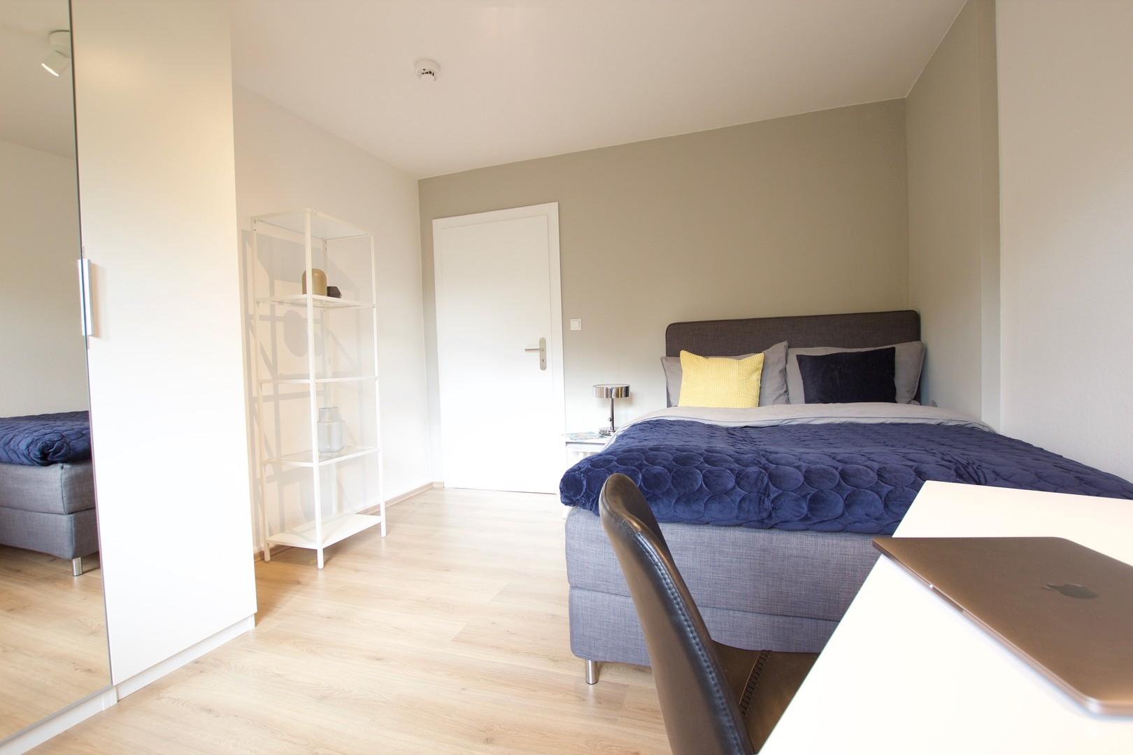 Arbeits-/Schlafzimmer 2