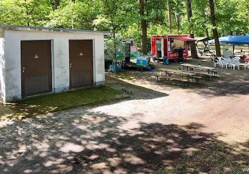 Trafostation und Imbiss mit Außengastronomie