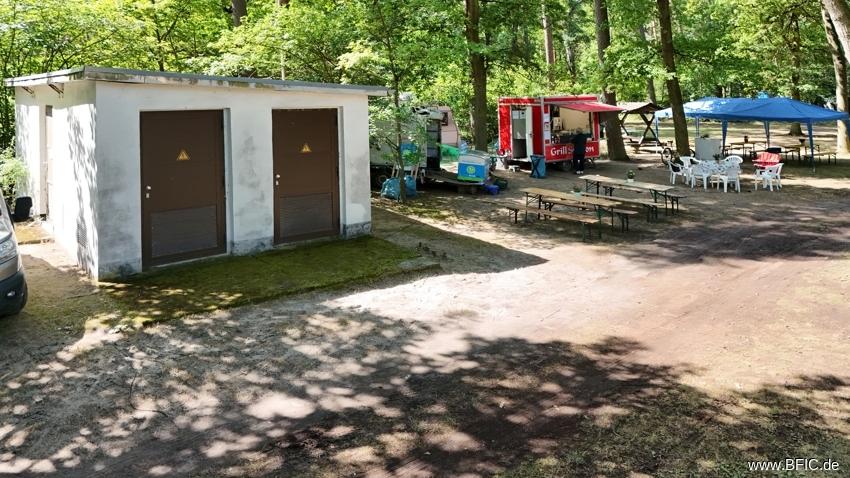 Trafostation und Imbiss mit Außengastronomie