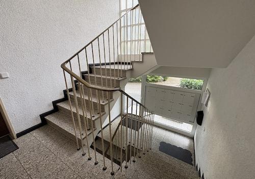 Hell und bequem begehbares Treppenhaus