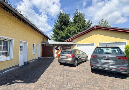 Hofbereich mit Doppelgarage