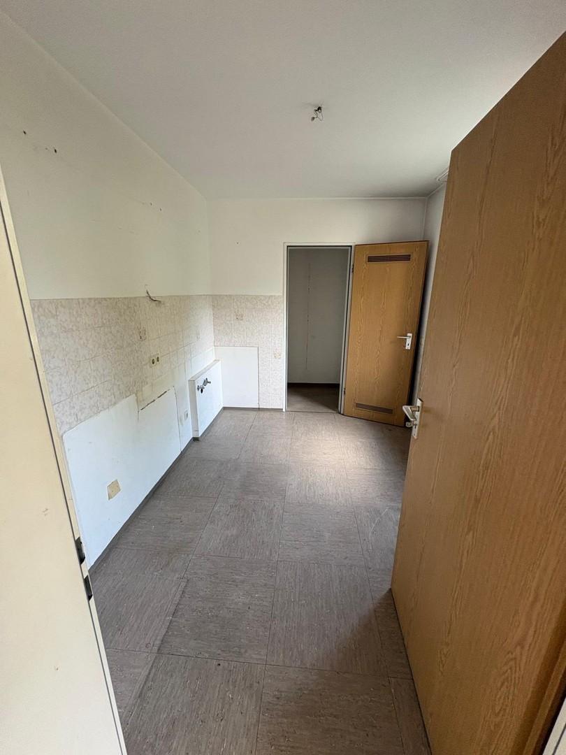 Küche mit Abstellkammer