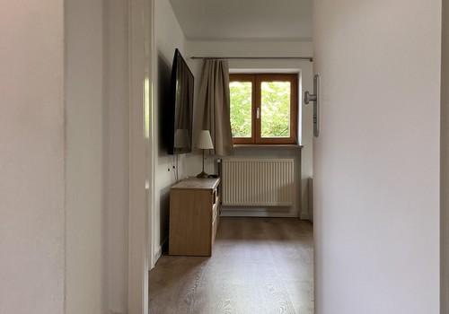 Flur mit Blick ins Wohnzimmer
