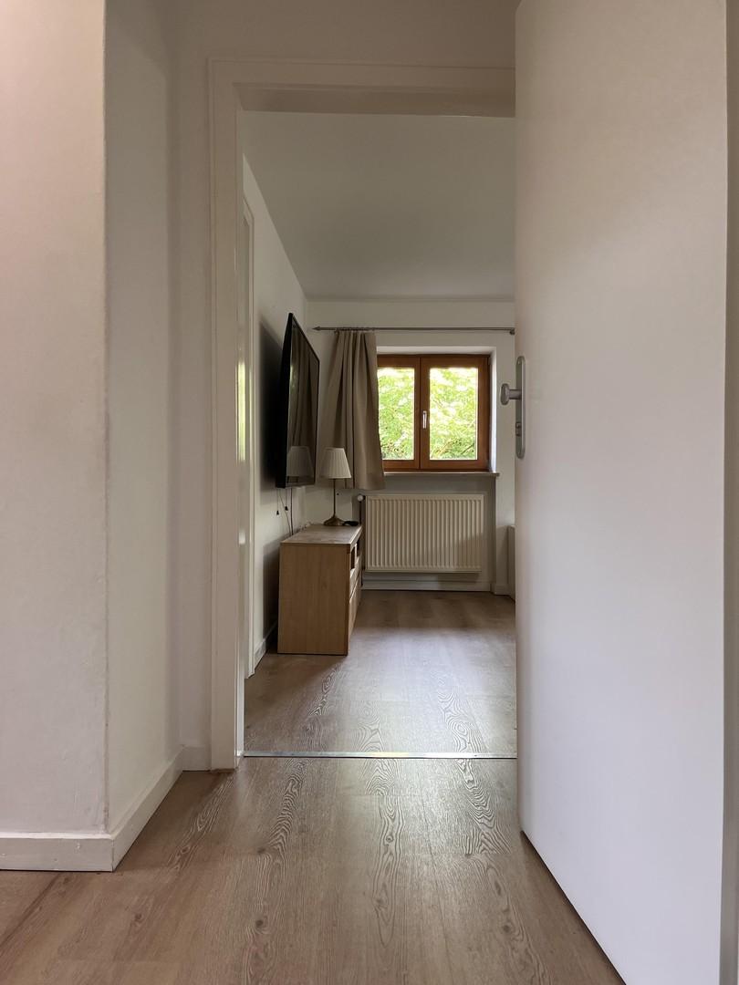 Flur mit Blick ins Wohnzimmer