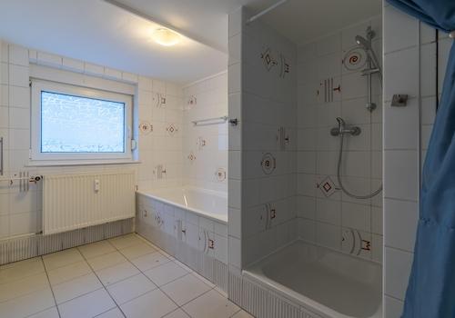 Bad im UG mit Wanne & Dusche