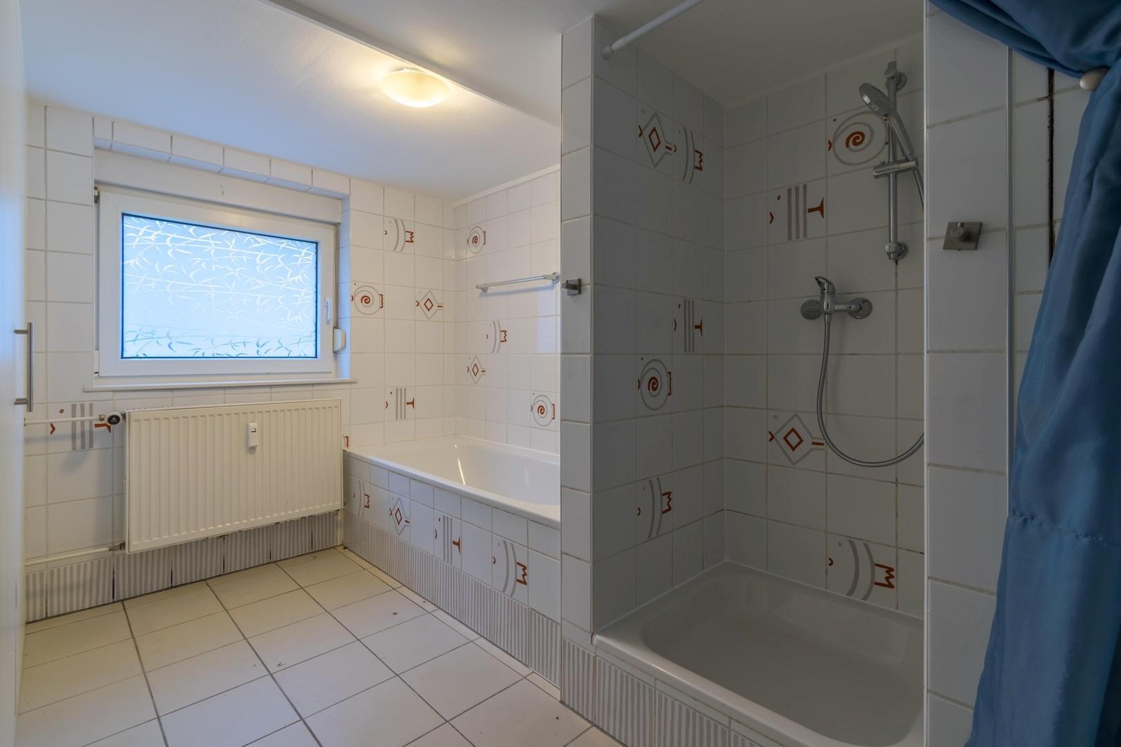 Bad im UG mit Wanne & Dusche
