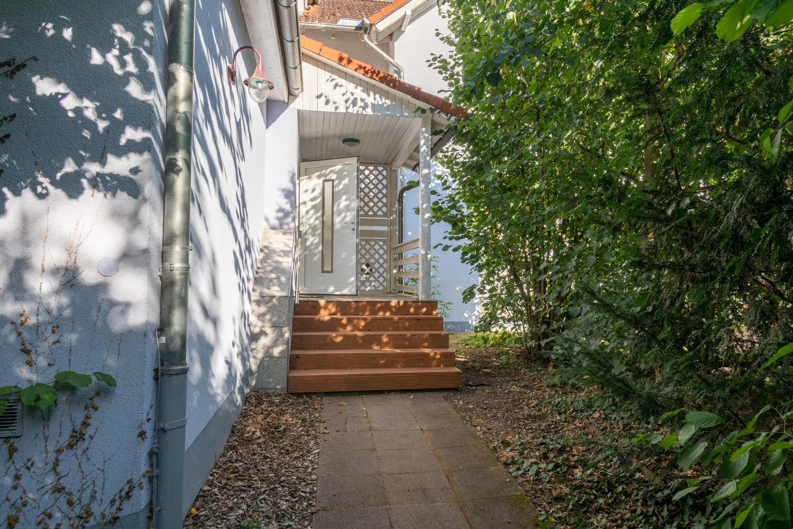 Hauseingang mit Holztreppe