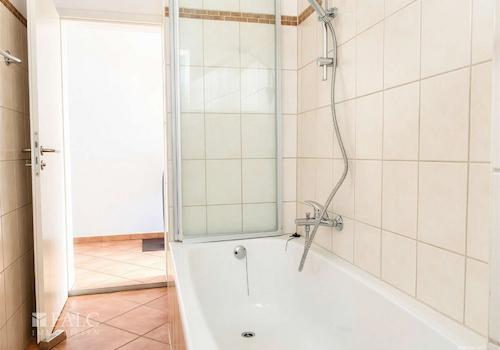 1. OG: Badezimmer, KI optimiert