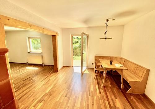 Wohnzimmer mit Tür zum Garten