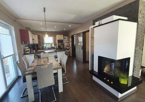 Wohnzimmer mit Kamin