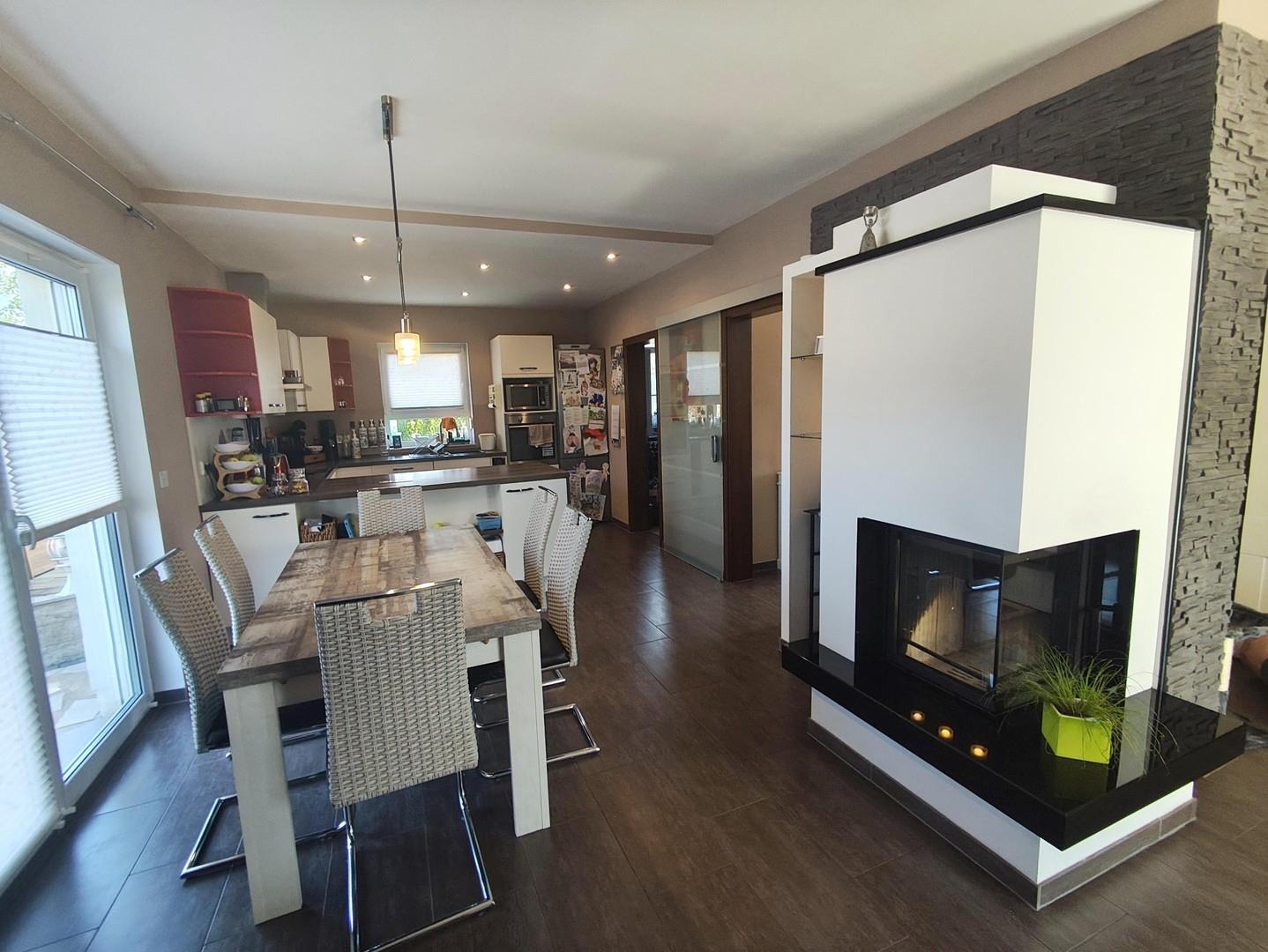 Wohnzimmer mit Kamin