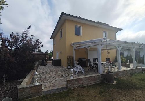 Aussen mit Terrasse