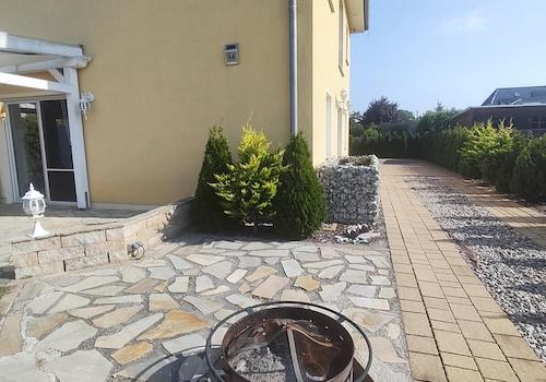 Einfahrt und Feuerstelle