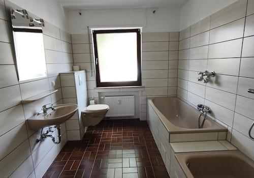 Bad mit Wanne und Dusche
