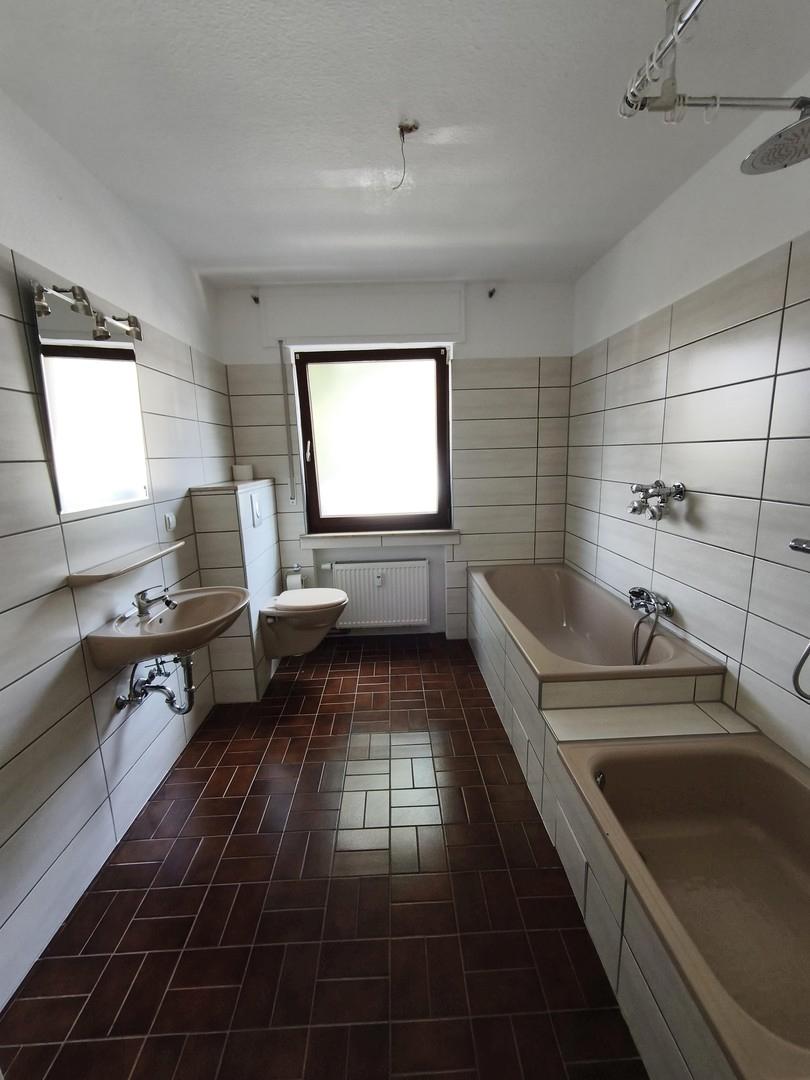 Bad mit Wanne und Dusche