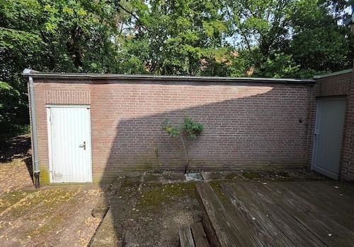 Schuppen an der Garage