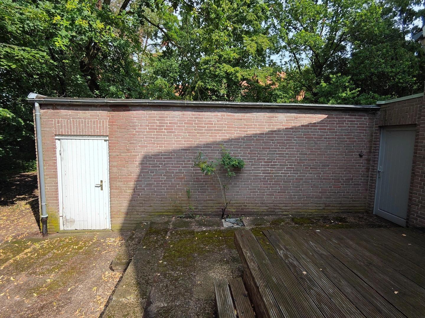 Schuppen an der Garage