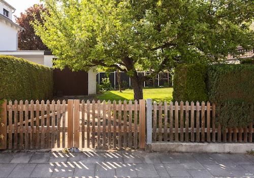 Einfahrt zur zweiten Garage im Garten