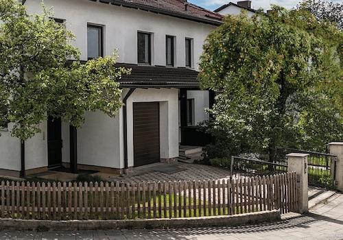 Erste Garage. Links ein Apfelbaum. Rechts ein Pflaumenbaum.