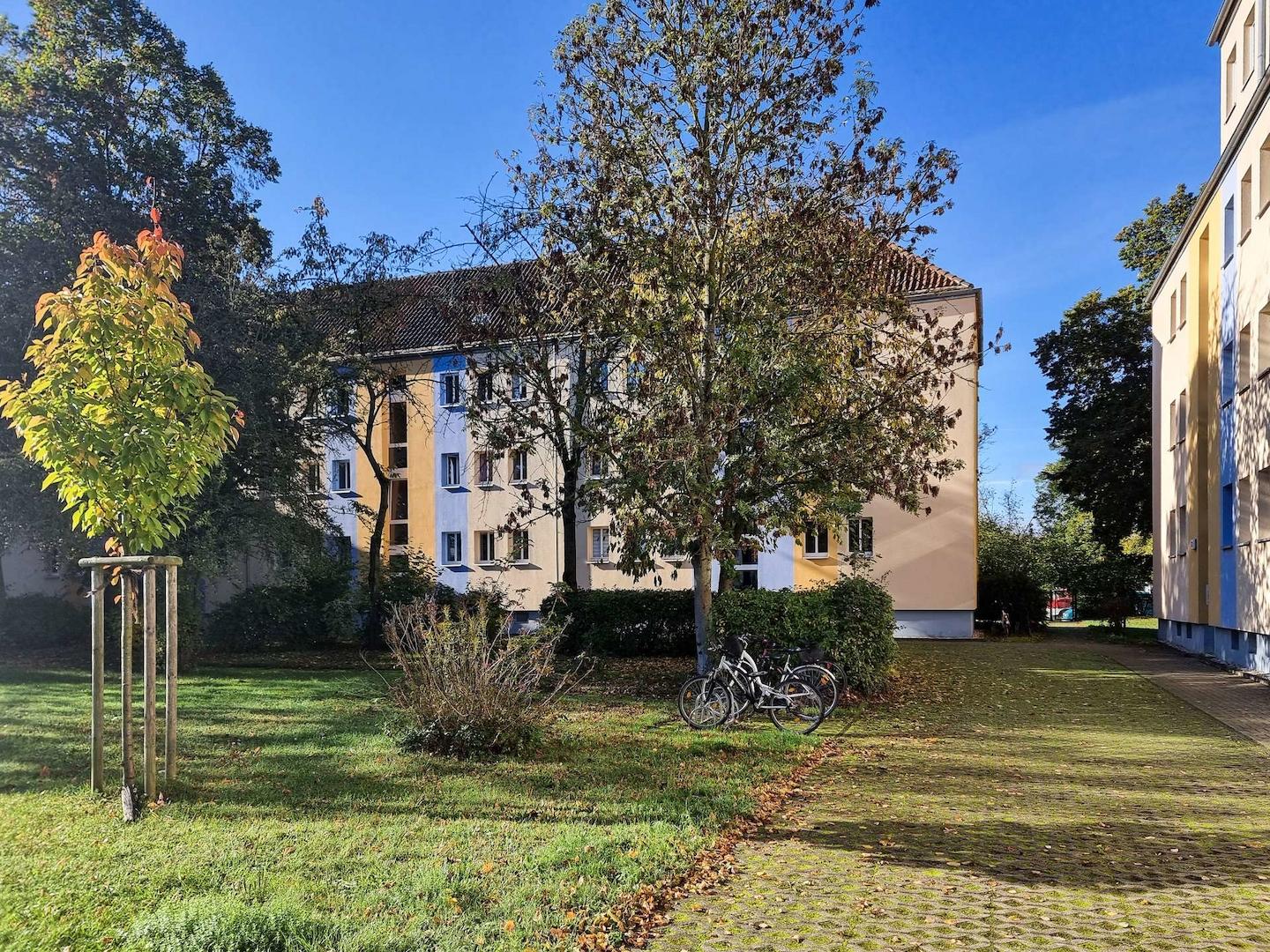 Gebäude-Vorplatz