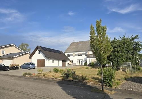 Hausansicht mit PV-Anlage