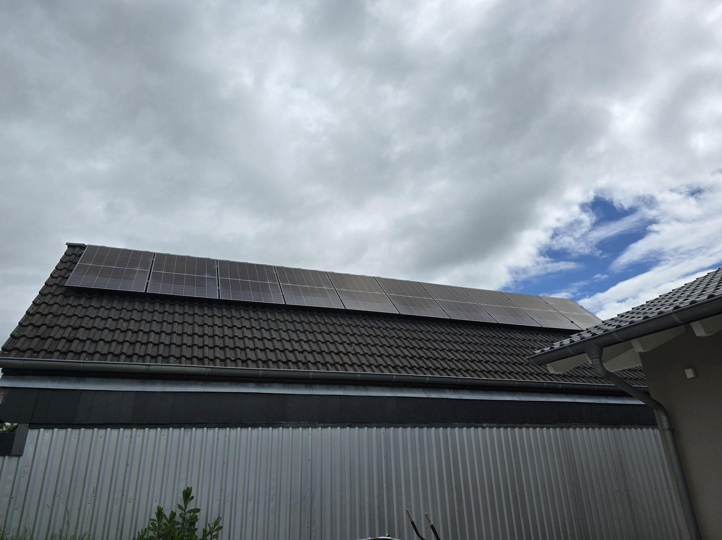PV-Anlage Rückseite der Garage