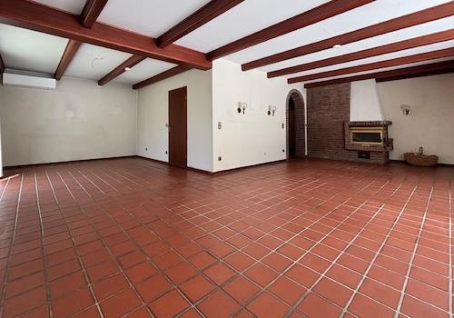 Wohnzimmer mit Kamin