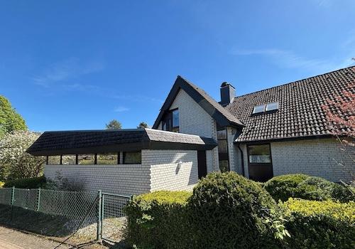 Außenansicht mit Carport