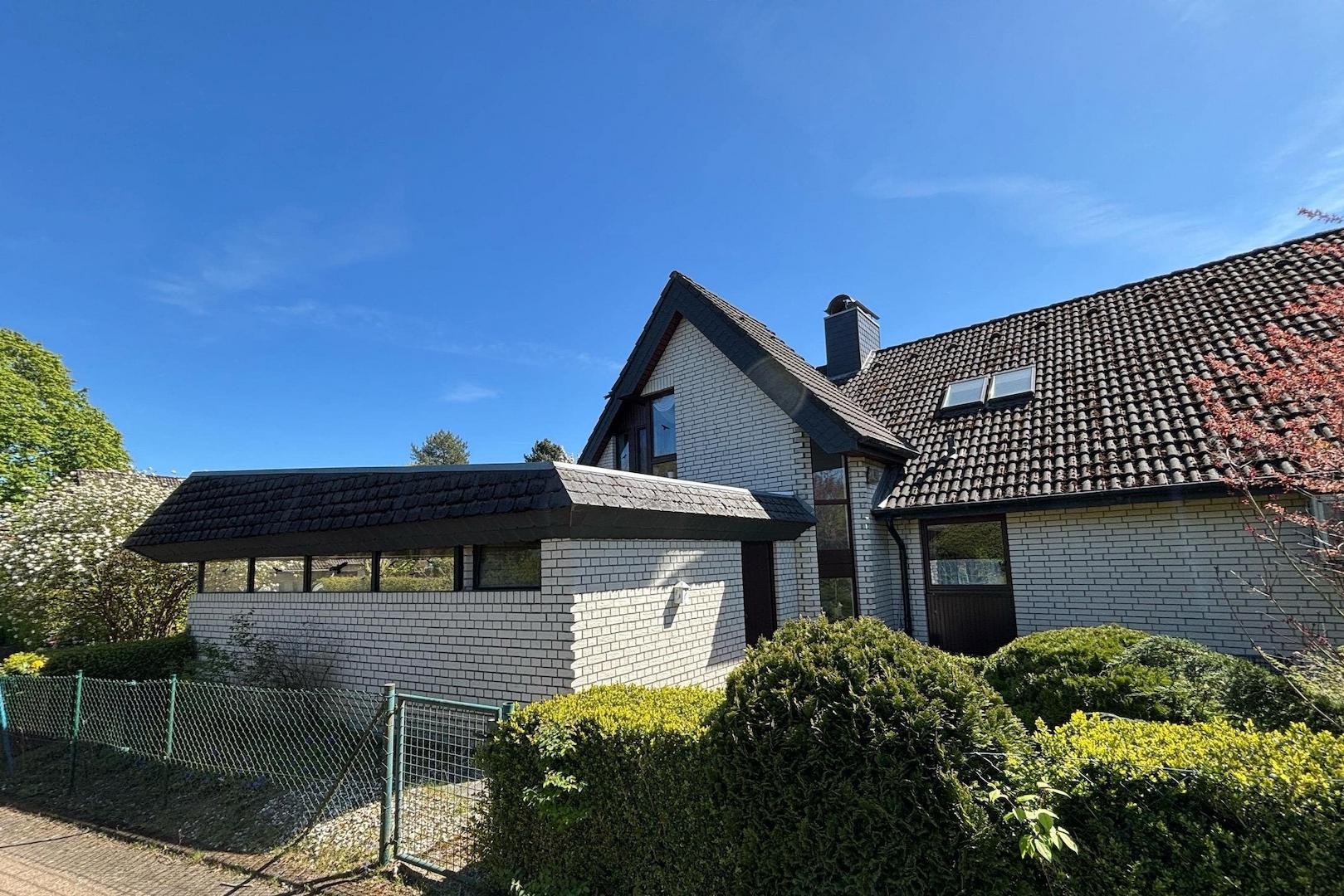 Außenansicht mit Carport