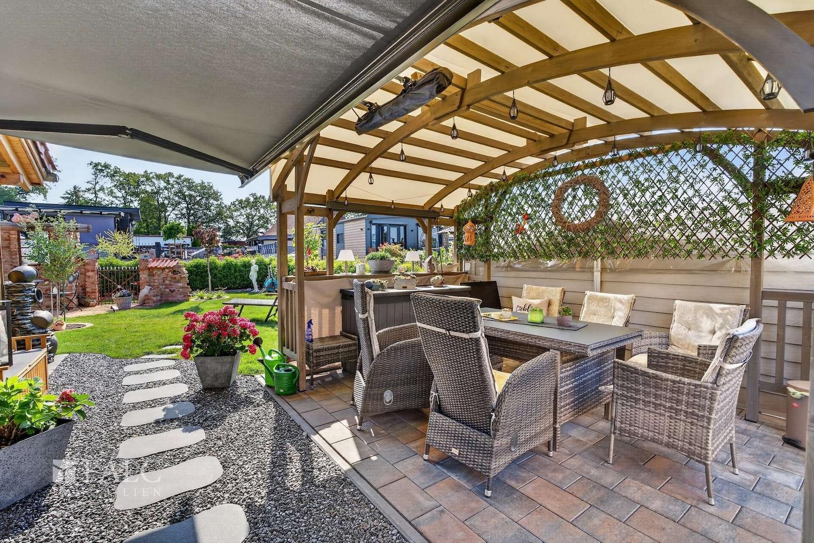 Terrassé mit Überdachung