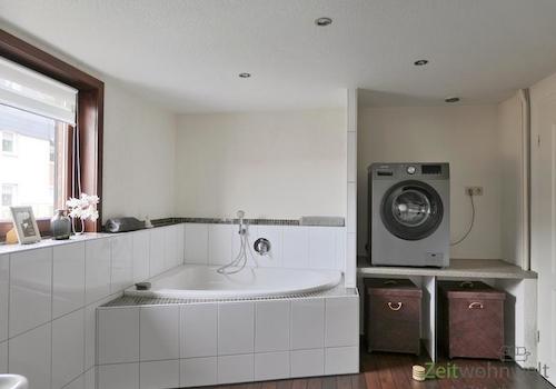 Waschmaschine und kleine Wanne