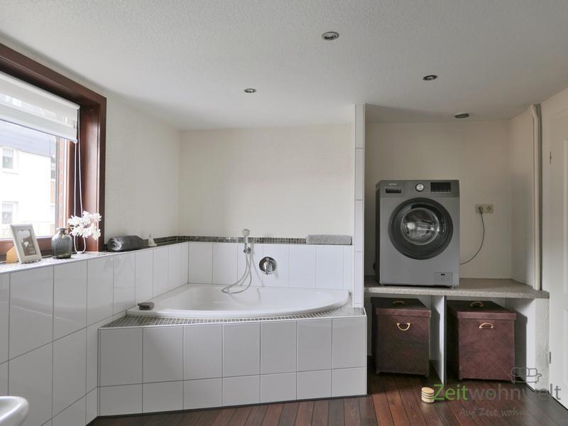 Waschmaschine und kleine Wanne