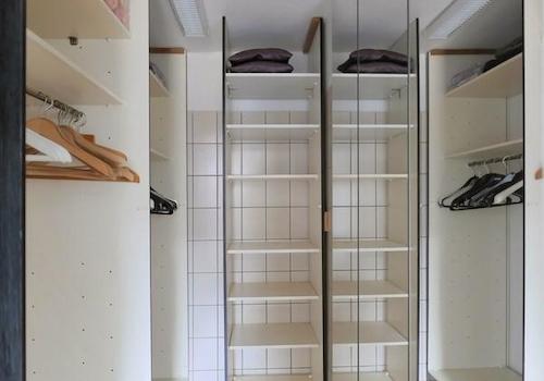 begehbarer Kleiderschrank im Bad