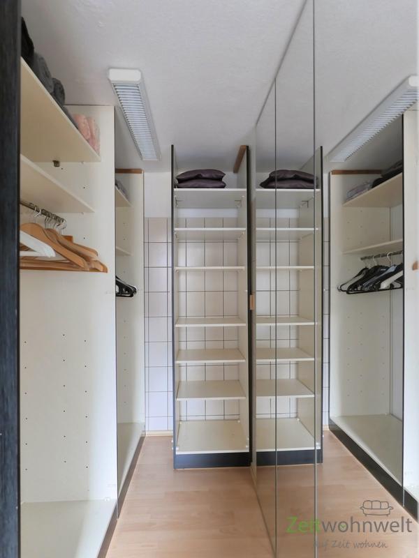 begehbarer Kleiderschrank im Bad