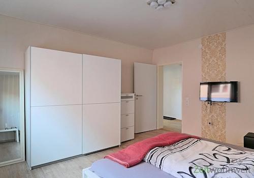 Spiegel und Kleiderschrank
