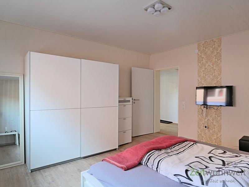 Spiegel und Kleiderschrank